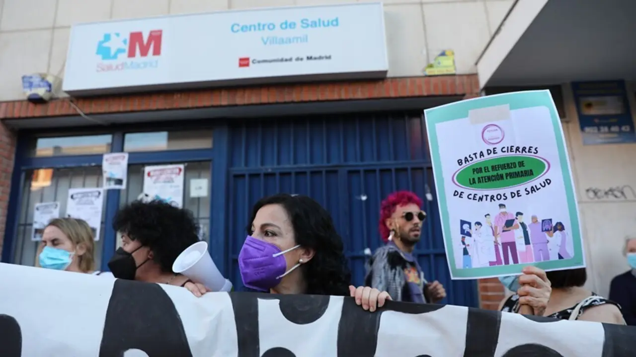 Protestas a las puertas del centro de salud Villaamil en el distrito de Tetu&aacute;n tras el anuncio de su cierre, a 29 de junio de 2021, en Madrid, (Espa&ntilde;a).