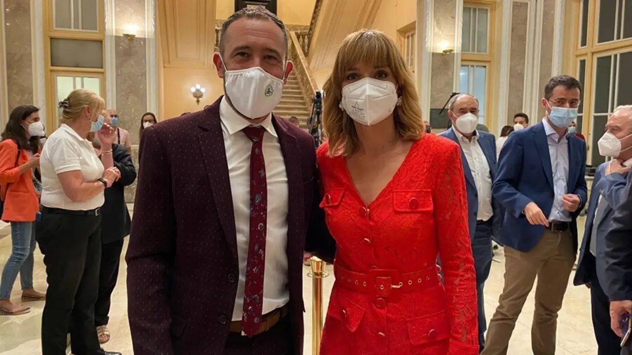 El delegado del Gobierno en el Pa&iacute;s Vasco junto a la nueva ministra de Educaci&oacute;n, Pilar Alegr&iacute;a