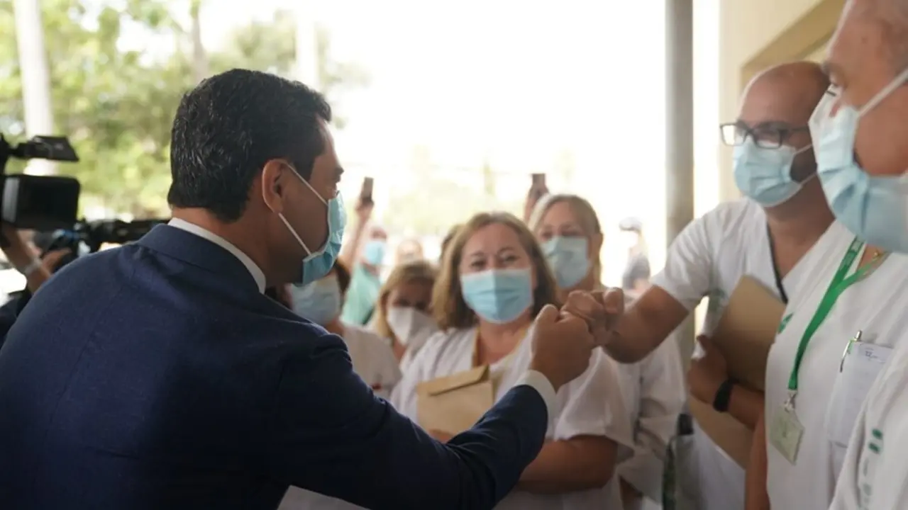 Juanma Moreno visitando el Hospital Punta Europa de Algeciras