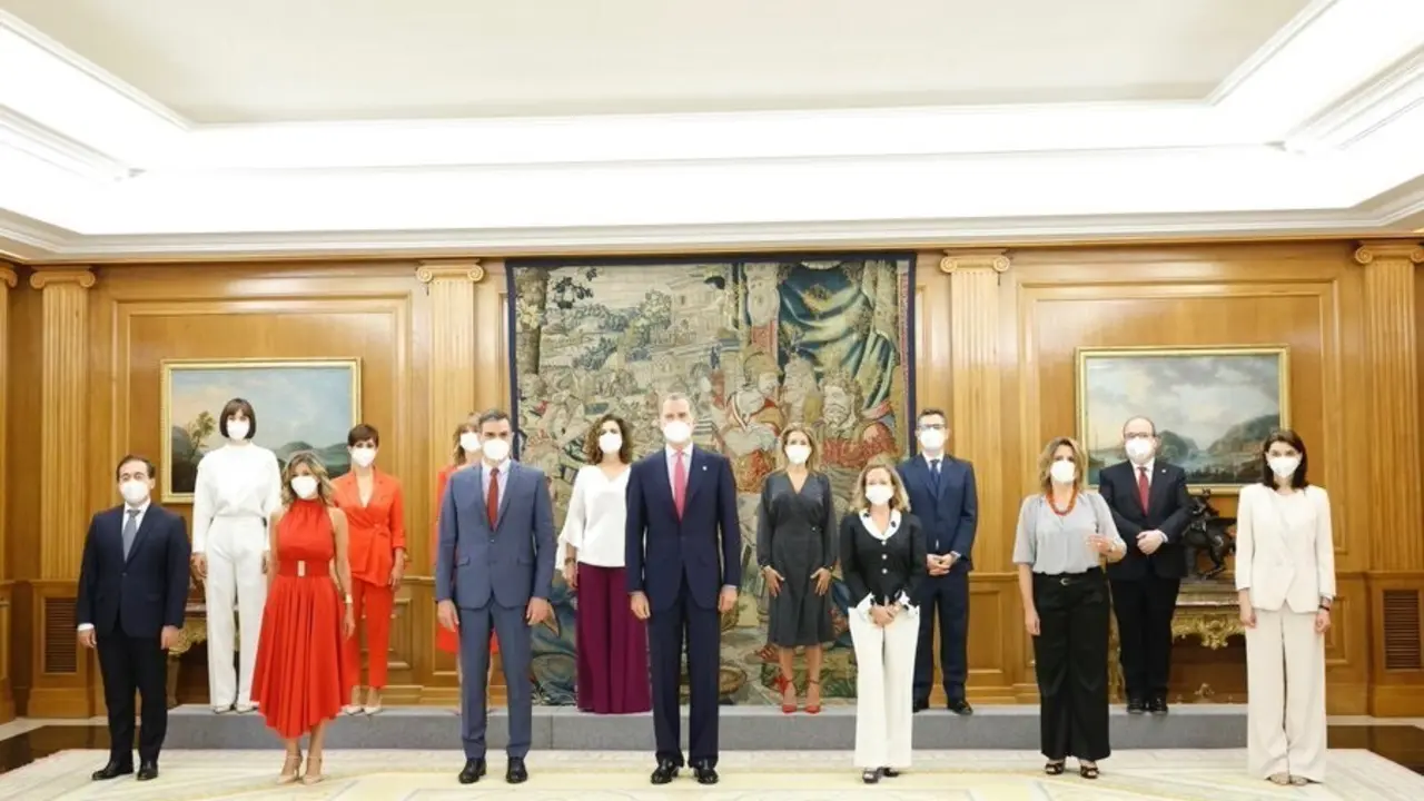 El presidente del Gobierno, Pedro S&aacute;nchez, y el rey Felipe VI posan con los doce ministros y vicepresidentas que han prometido sus cargos en el Palacio de la Zarzuela.