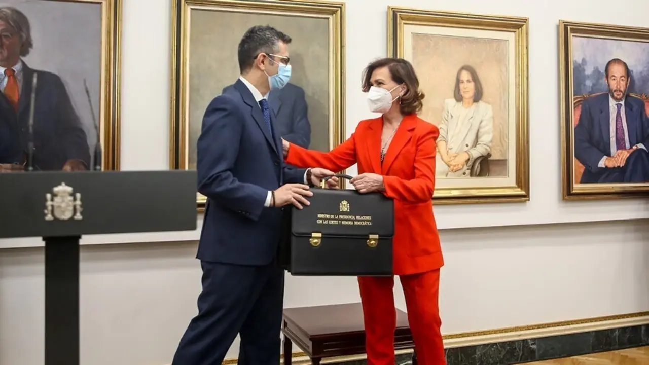 La hasta hoy vicepresidenta primera y ministra de la Presidencia, Relaciones con las Cortes y Memoria Democr&aacute;tica, Carmen Calvo, entrega su cartera ministerial a F&eacute;lix Bola&ntilde;os