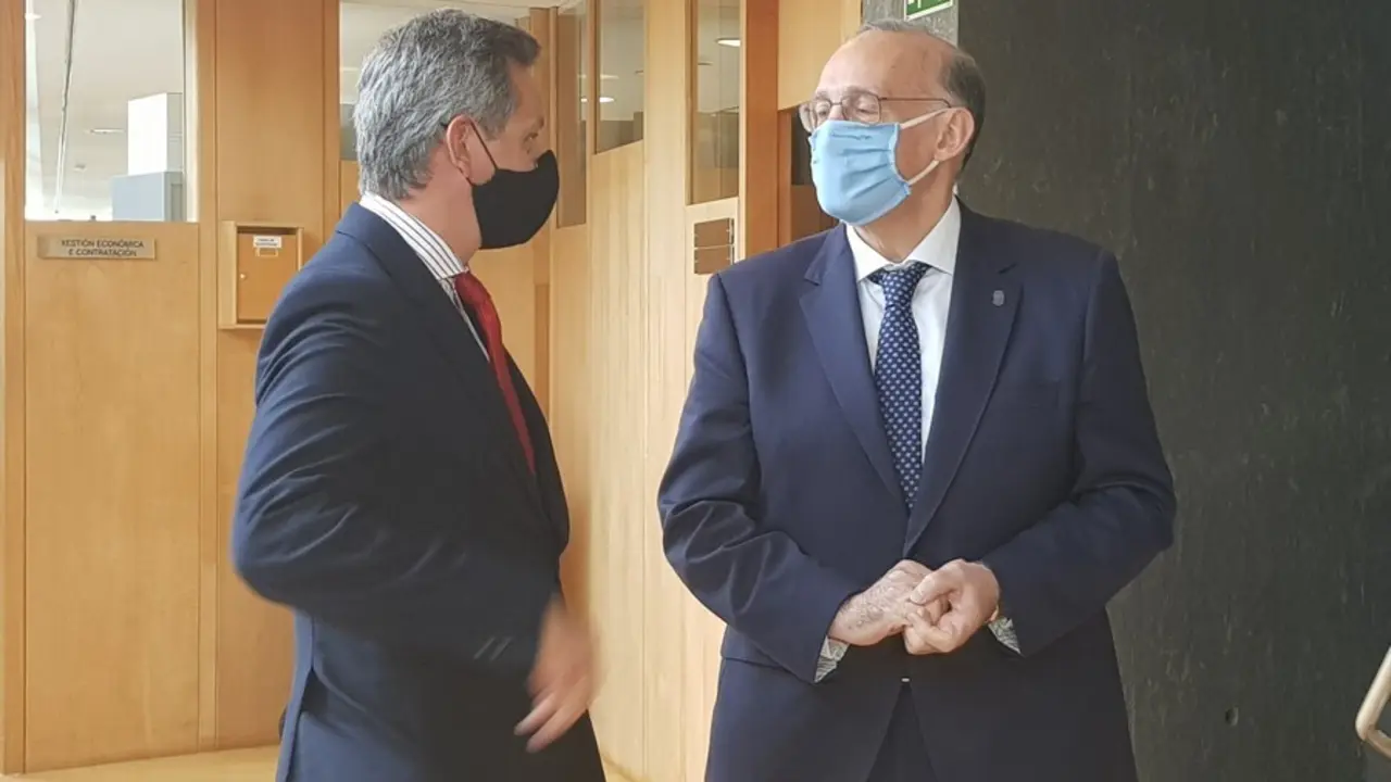 El delegado del Gobierno, Jos&eacute; Mi&ntilde;ones, y el rector de la Universidade de Vigo, Manuel Reigosa, conversan antes de mantener una reuni&oacute;n