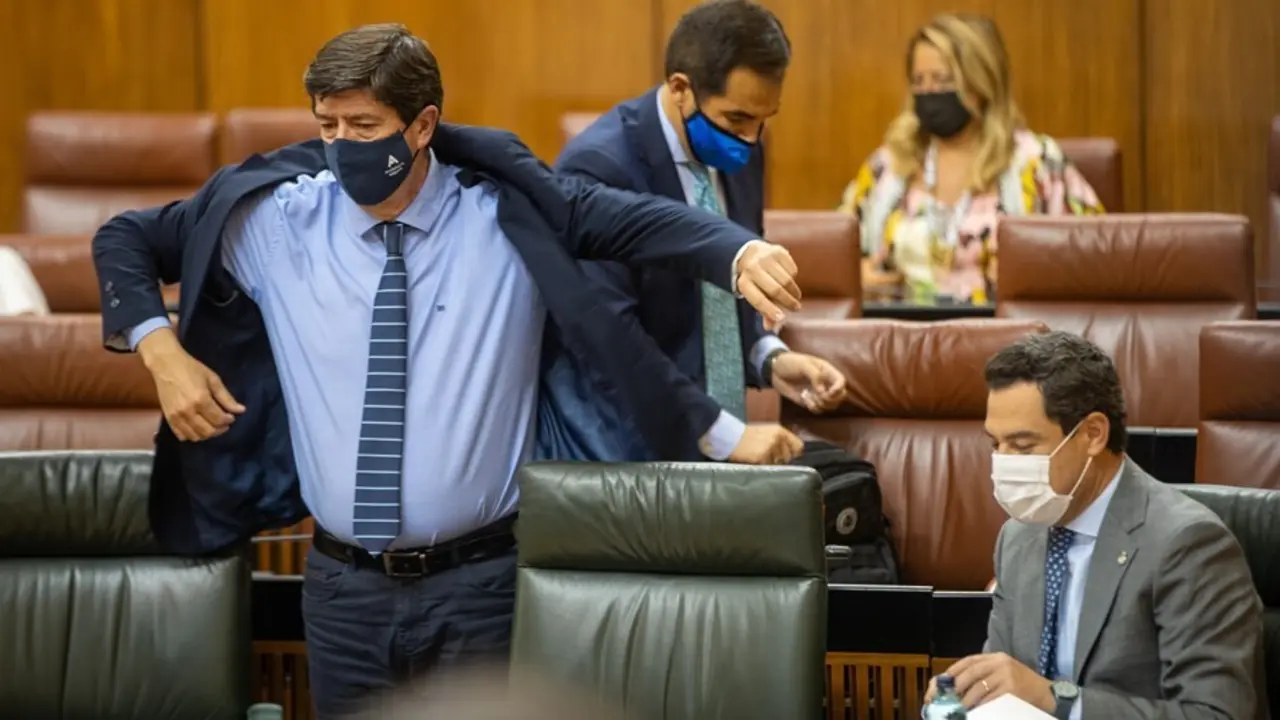 El presidente de la Junta de Andaluc&iacute;a, Juanma Moreno (d), junto al vicepresidente, Juan Mar&iacute;n (i), en una foto de archivo en el Parlamento andaluz.