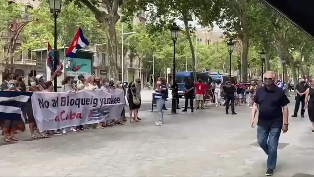 Manifestantes pro y anti r&eacute;gimen cubano se concentran ante el Consulado de Barcelona.