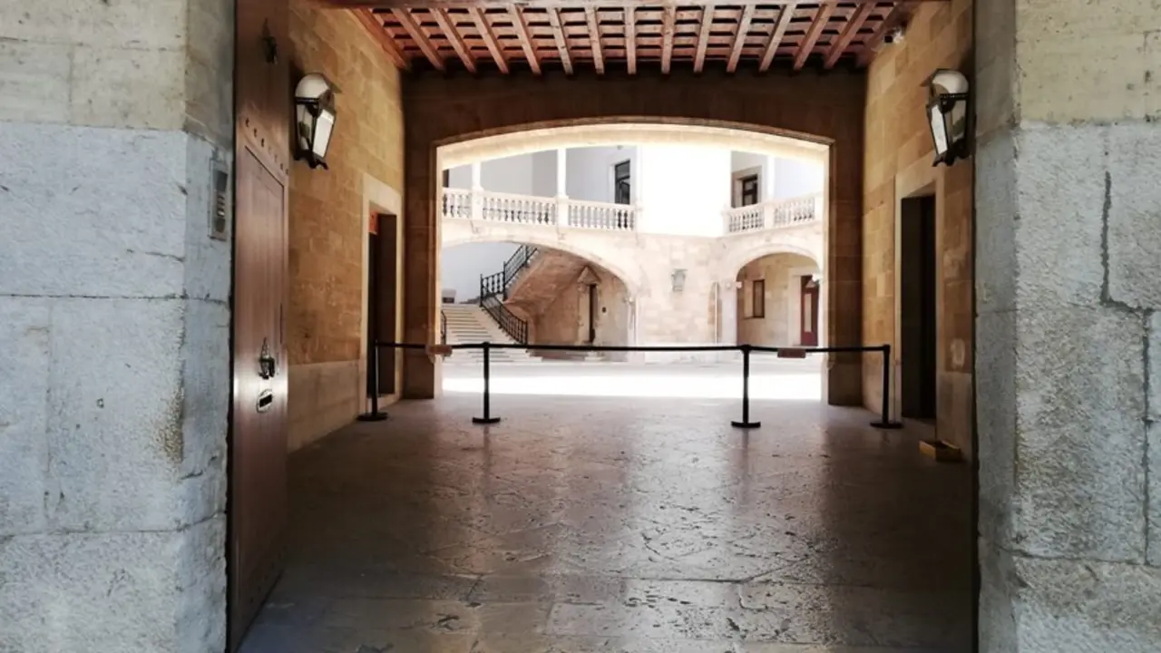 Archivo - El patio de la Audiencia Provincial de Baleares y el TSJIB, visto desde el exterior.