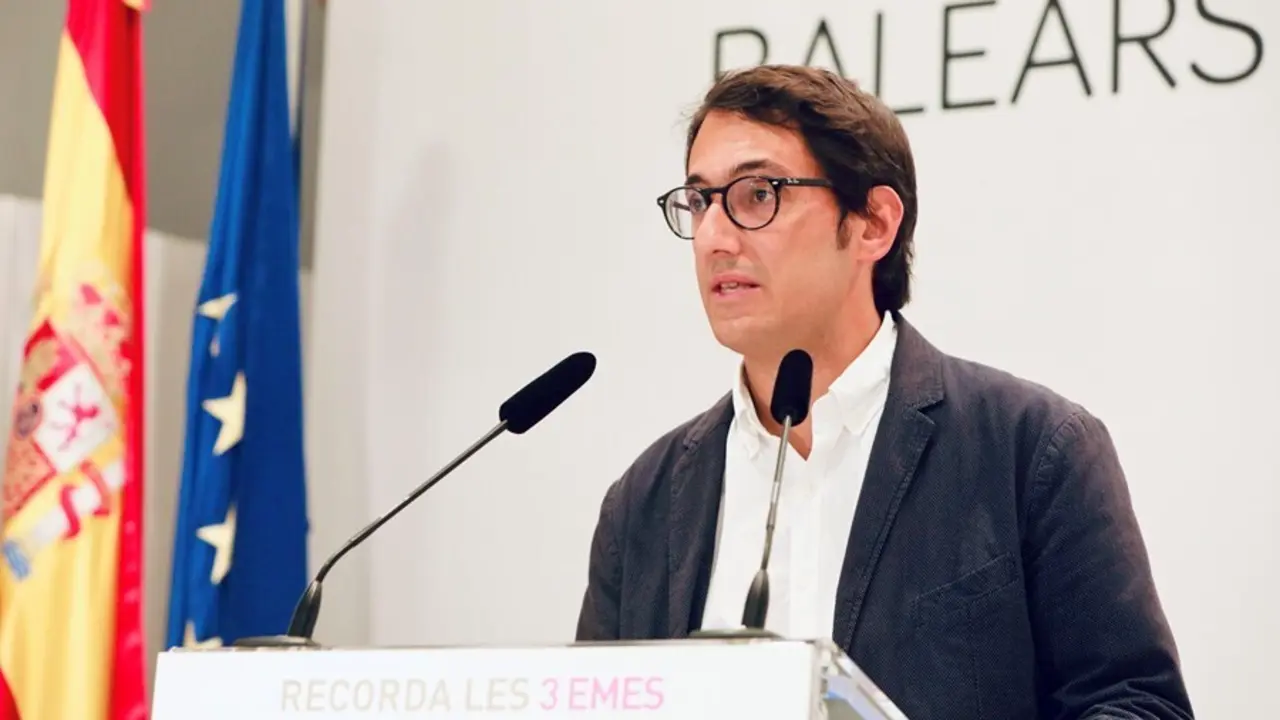 El portavoz del Govern y conseller de Modelo Econ&oacute;mico, Turismo y Trabajo, Iago Negueruela, en una rueda de prensa.