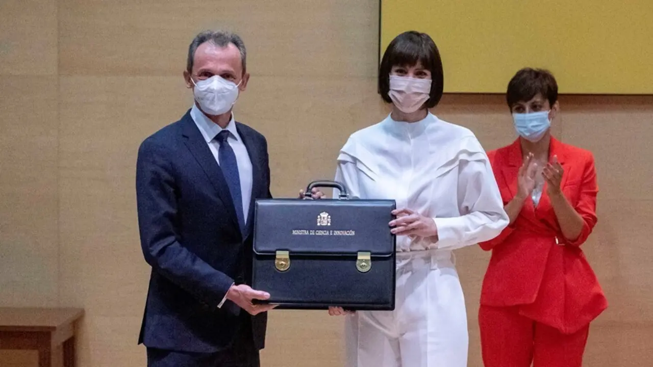 Archivo - La nueva ministra de Ciencia e Innovaci&oacute;n, Diana Morant, recibe la cartera ministerial de manos de su predecesor, Pedro Duque, en el sal&oacute;n de actos del Ministerio de Ciencia e Innovaci&oacute;n, a 12 de julio de 2021, en Madrid (Espa&ntilde;a). El traspaso de