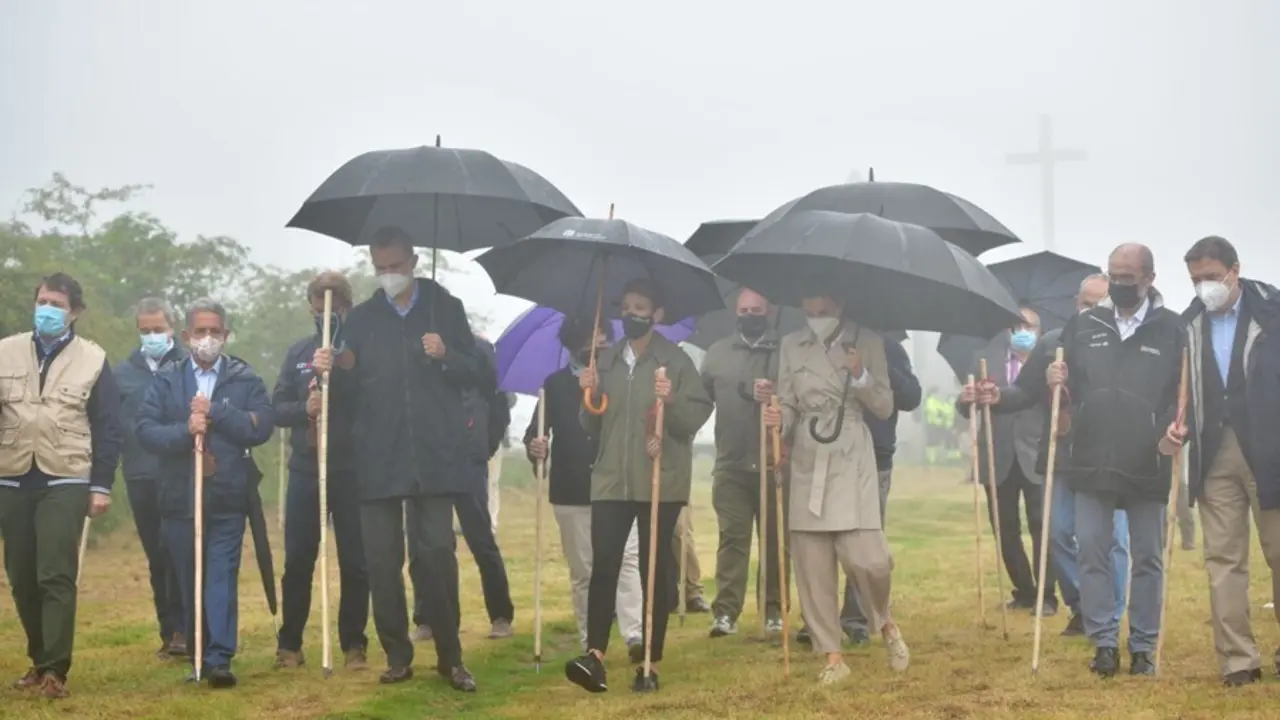 Los Reyes, don Felipe y do&ntilde;a Letizia, caminan por el alto de Iba&ntilde;eta, camino de Roncesvalles, junto con la presidenta del Gobierno de Navarra, Mar&iacute;a Chivite, dentro de un acto de conmemoraci&oacute;n del A&ntilde;o Jacobeo del Camino de Ssantiago, a 12 de julio de 2021