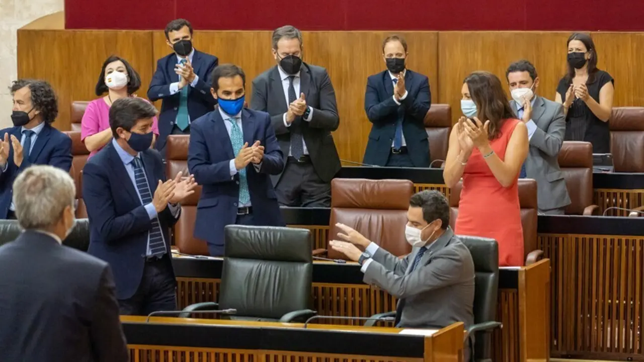 El presidente de la Junta de Andaluc&iacute;a, Juanma Moreno, aplaudido por su grupo despu&eacute;s de comparecer a petici&oacute;n propia para informar sobre la situaci&oacute;n de Andaluc&iacute;a, a 07 de julio del 2021 en Sevilla (Andaluc&iacute;a)