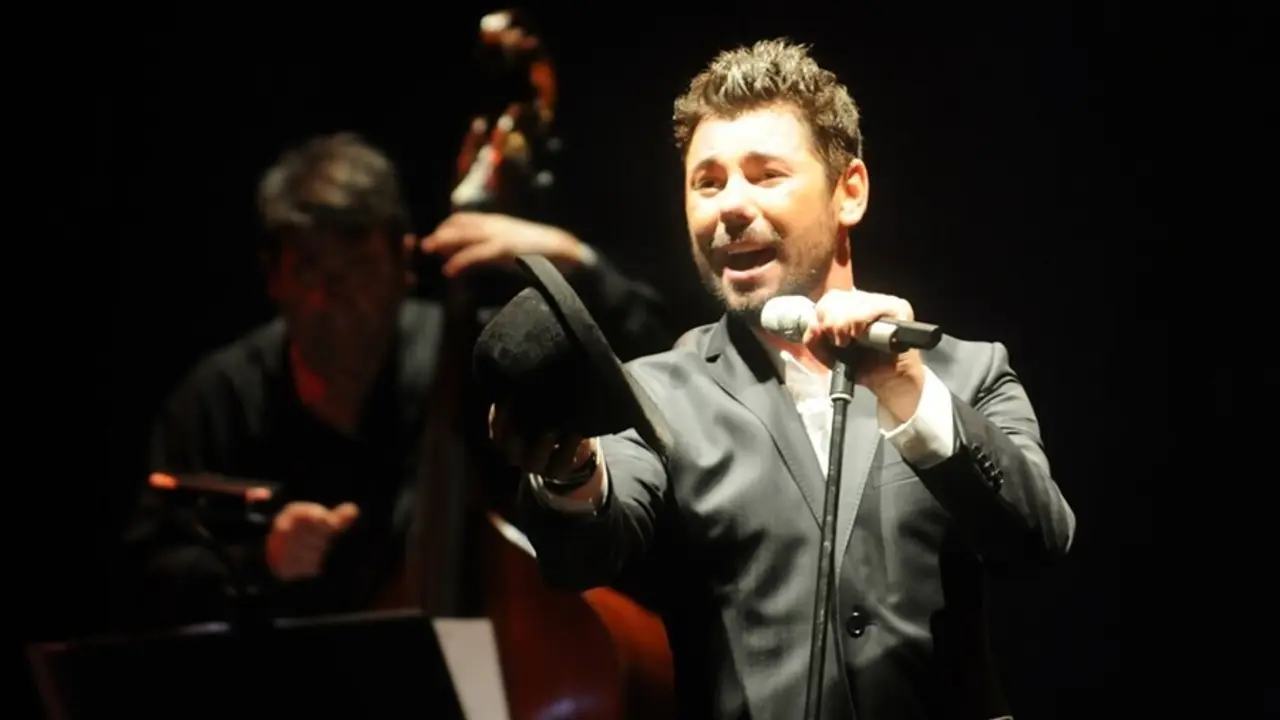 Archivo - El Artista Miguel Poveda Durante Un Concierto. 