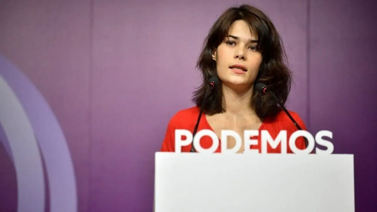 La portavoz estatal de Podemos, Isa Serra, interviene durante una rueda de prensa en la sede nacional de la formaci&oacute;n en Madrid.