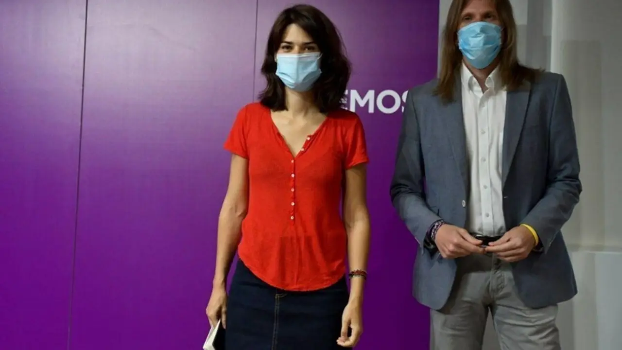 Los coportavoces de Podemos, Isa Serra y Pablo Fern&aacute;ndez, en rueda de prensa en la sede de la formaci&oacute;n.