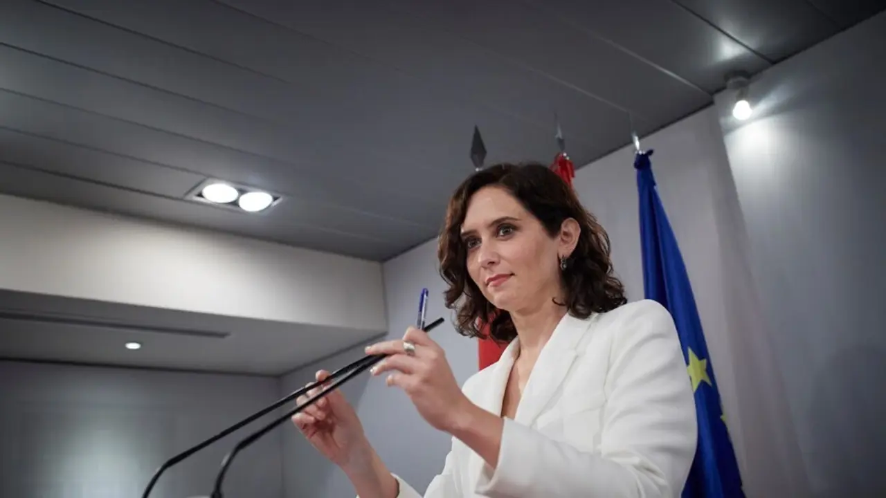 La presidenta de la Comunidad de Madrid, Isabel D&iacute;az Ayuso, durante una rueda de prensa posterior a su reuni&oacute;n con el presidente del Gobierno en el Palacio de la Moncloa.