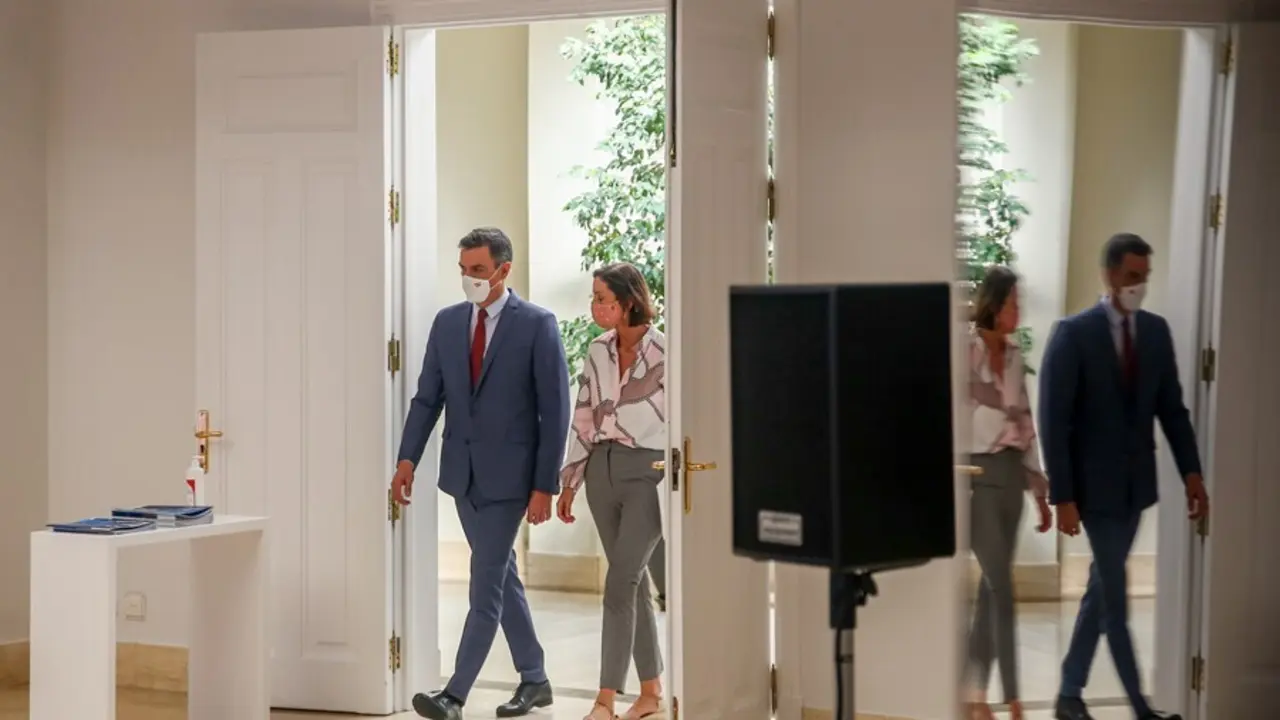 El presidente del Gobierno, Pedro S&aacute;nchez y la ministra de Industria, Comercio y Turismo, Reyes Maroto.