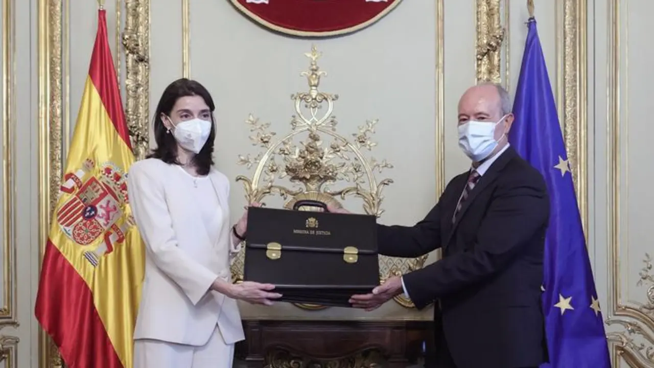 La nueva ministra de Justicia, Pilar Llop, recibe la cartera ministerial de manos de su predecesor, Juan Carlos Campo, en el Palacio de Parcent, a 12 de julio de 2021, en Madrid (Espa&ntilde;a). El traspaso de carteras se efect&uacute;a despu&eacute;s de que la nueva ministra