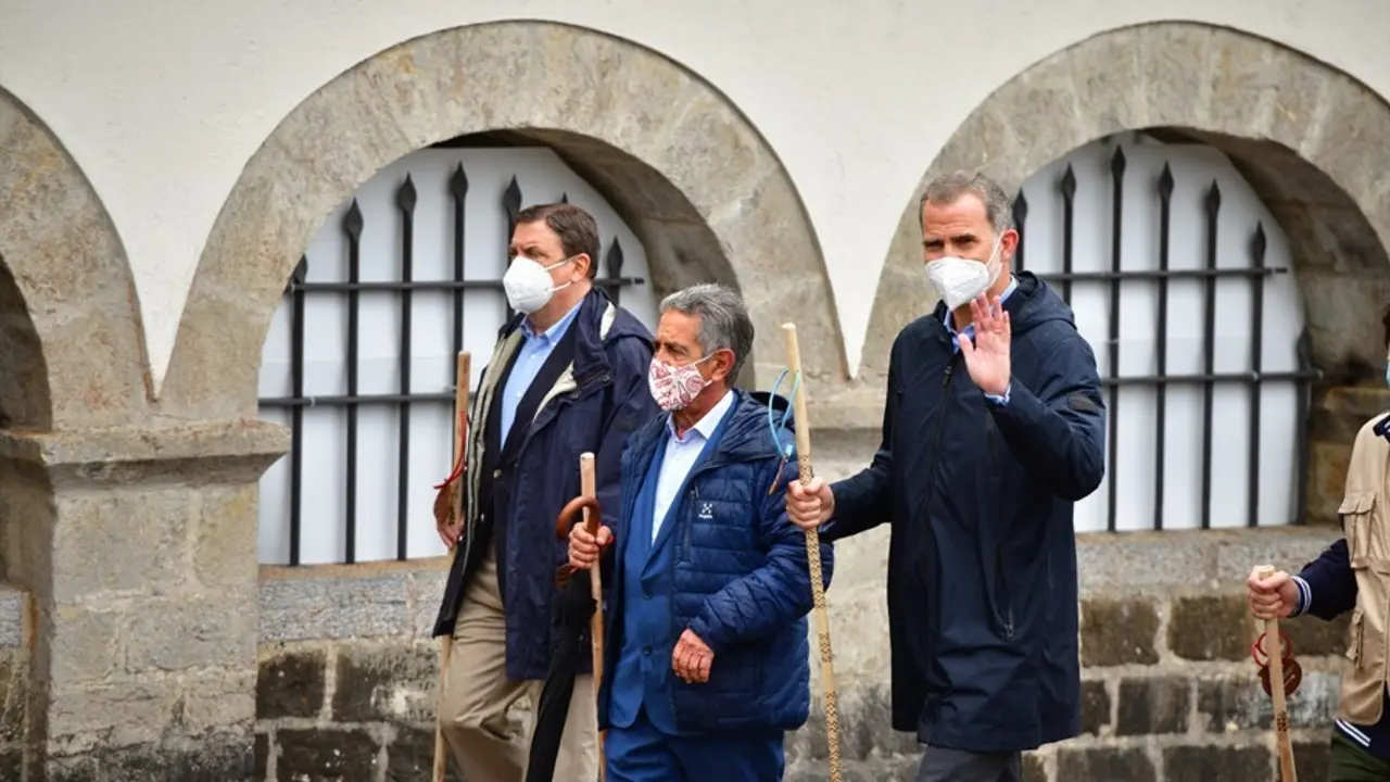 El Rey Felipe VI (1d), saluda a los medios de comunicaci&oacute;n durante la ceremonia de apertura del A&ntilde;o Jacobeo 2021-2022, en Roncesvalles
