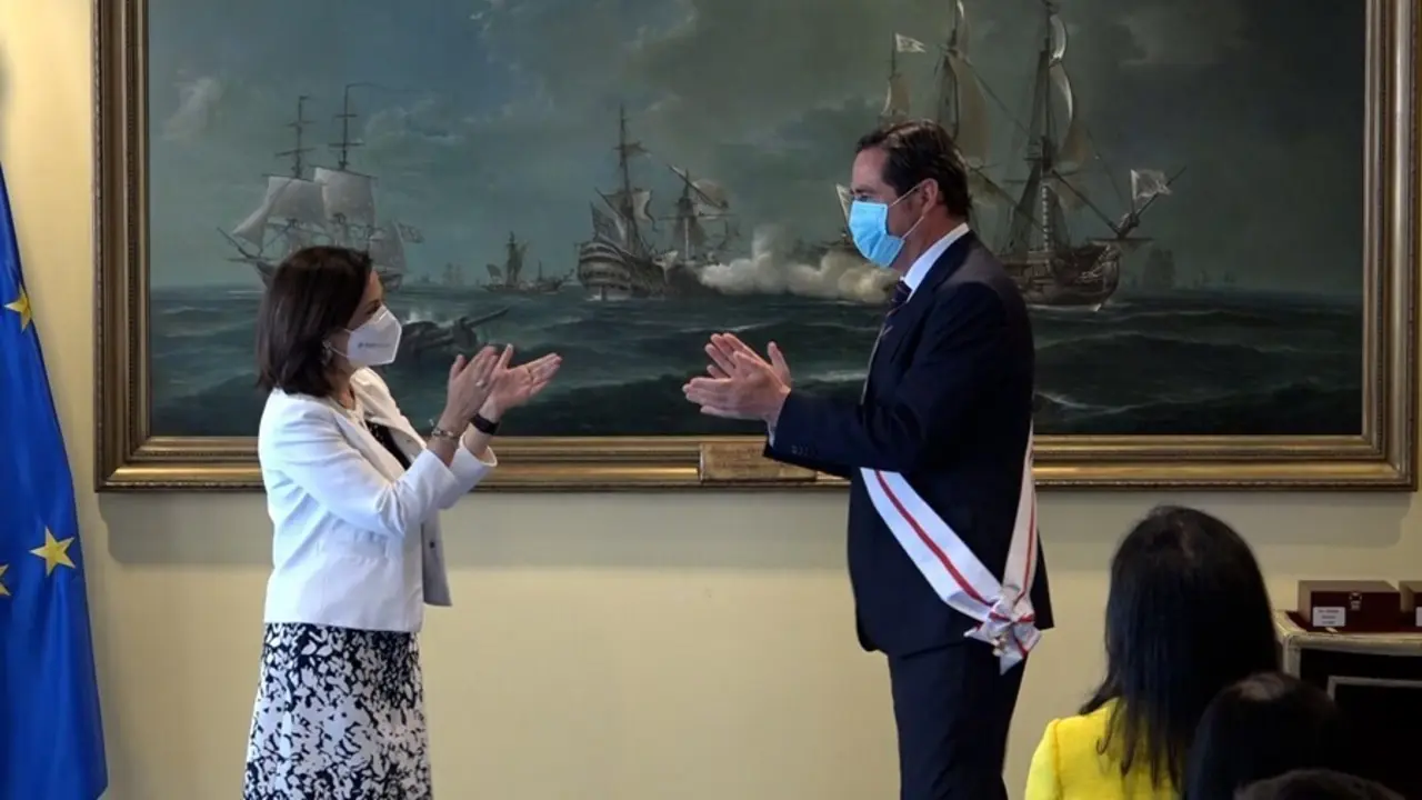La ministra de Defensa, Margarita Robles, y el presidente de la CEOE, Antonio Garamendi, en la imposici&oacute;n de la Gran Cruz al M&eacute;rito Militar