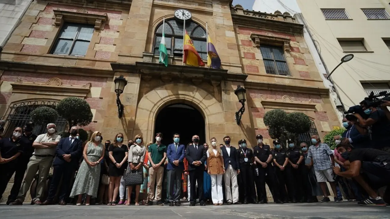 Minuto de silencio a las puertas del Ayuntamiento de Algeciras