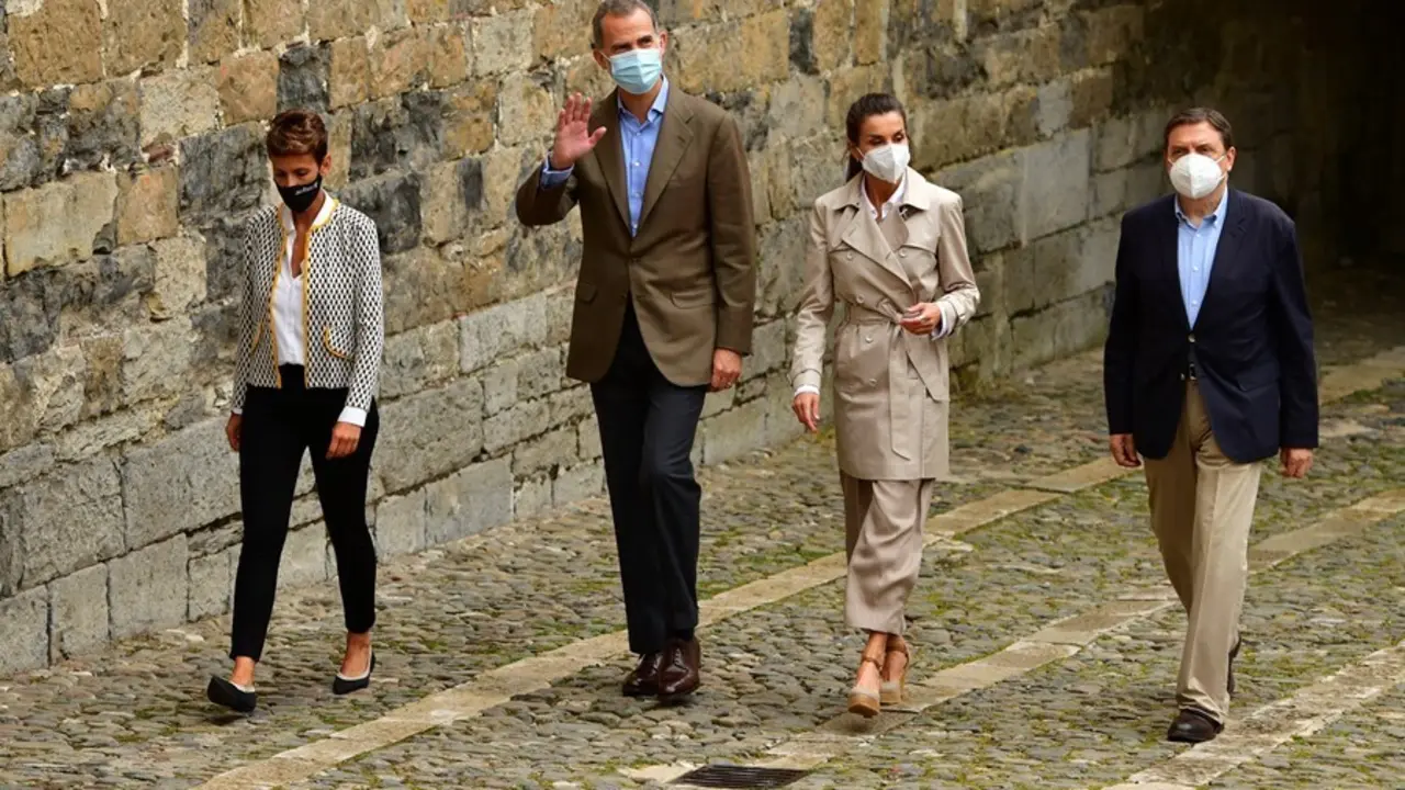 (I-D) La presidenta del Gobierno de Navarra, Mar&iacute;a Chivite; el Rey Felipe VI; la reina Letizia y el ministro de Agricultura, Pesca y Alimentaci&oacute;n, Luis Planas, a su llegada a la ceremonia de apertura del A&ntilde;o Jacobeo 2021-2022, en Roncesvalles