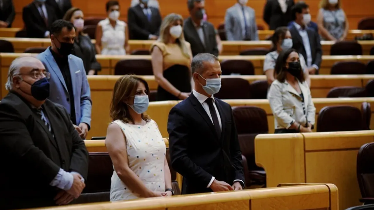 La vicesecretaria general del PSOE y portavoz del Grupo Socialista en el Congreso, Adriana Lastra, junto al portavoz del PSOE en el Senado, Ander Gil (d), durante una sesi&oacute;n plenaria en el Senado, a 12 de julio de 2021, en Madrid (Espa&ntilde;a). Durante este Pl