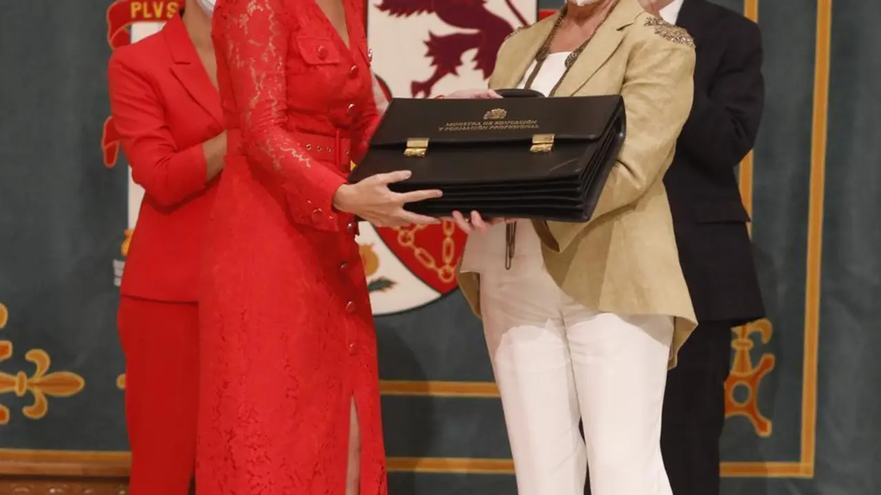 La nueva ministra de Educaci&oacute;n y Formaci&oacute;n Profesional, Pilar Alegr&iacute;a, recibe la cartera ministerial de su predecesora, Isabel Cela&aacute;, en la sede del MEFP, a 12 de julio de 2021, en Madrid (Espa&ntilde;a). El traspaso de carteras se efect&uacute;a despu&eacute;s de que la nuev