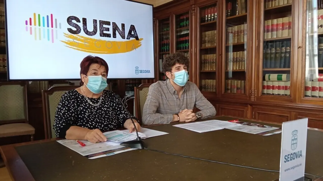 La alcaldesa de Segovia, Clara Luquero, y el concejal de Cultura, Alberto Espinar