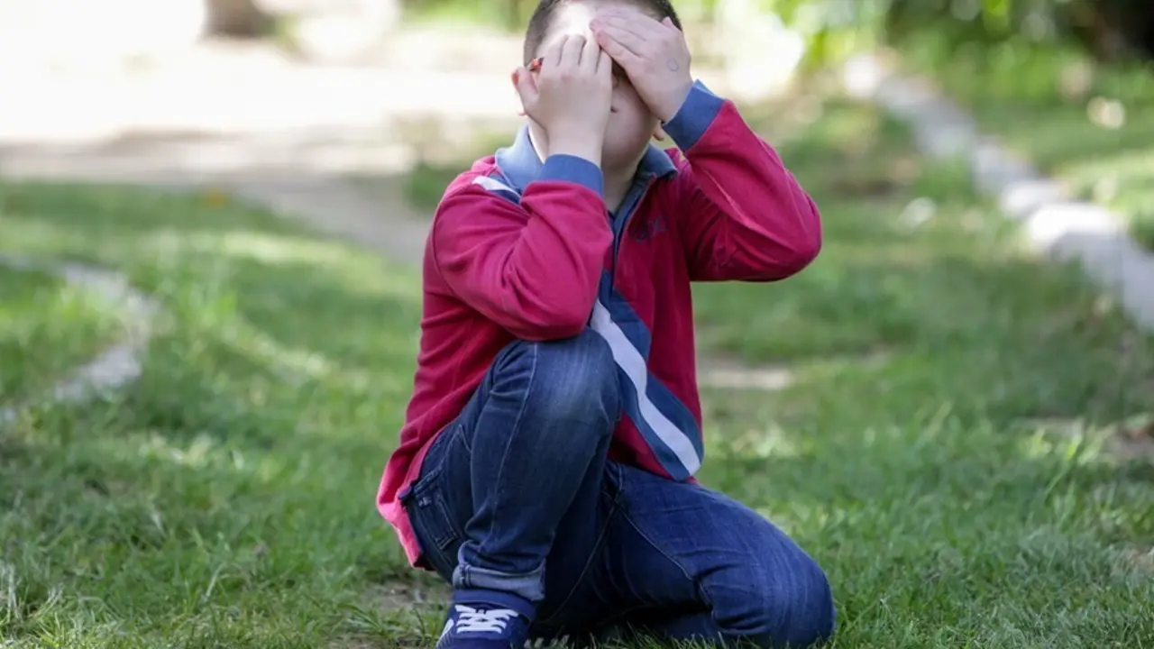 Archivo - Un ni&ntilde;o con S&iacute;ndrome de Down juega en el parque.