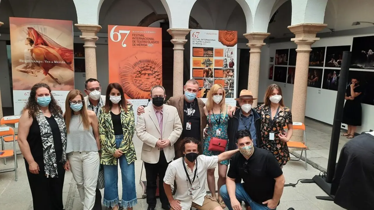 Elenco de actores y autoridades en la presentaci&oacute;n de la obra "Mercado de amores" del 67&ordm; Festival de M&eacute;rida