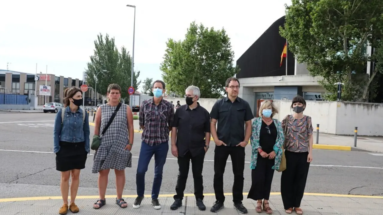 La encargada de la correspondencia en el entorno de ETA Saioa Aguirre (1i); la acusada Nerea Redondo (2i); el abogado de presos de la organizaci&oacute;n terrorista ETA Jon Enparantza (3i); el abogado Julen Zelarain (4i); la abogada de presos de ETA Arantza Zuel