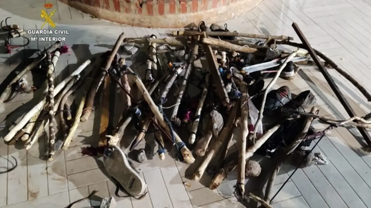 La Guardia Civil interviene barras de hierro y garfios a los migrantes que han accedido a Melilla
