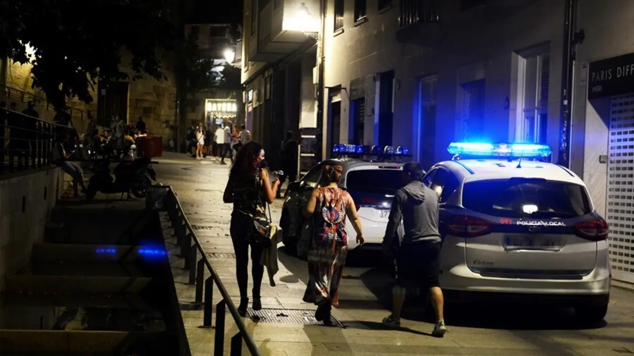 Dos veh&iacute;culos de la Polic&iacute;a Local. Archivo