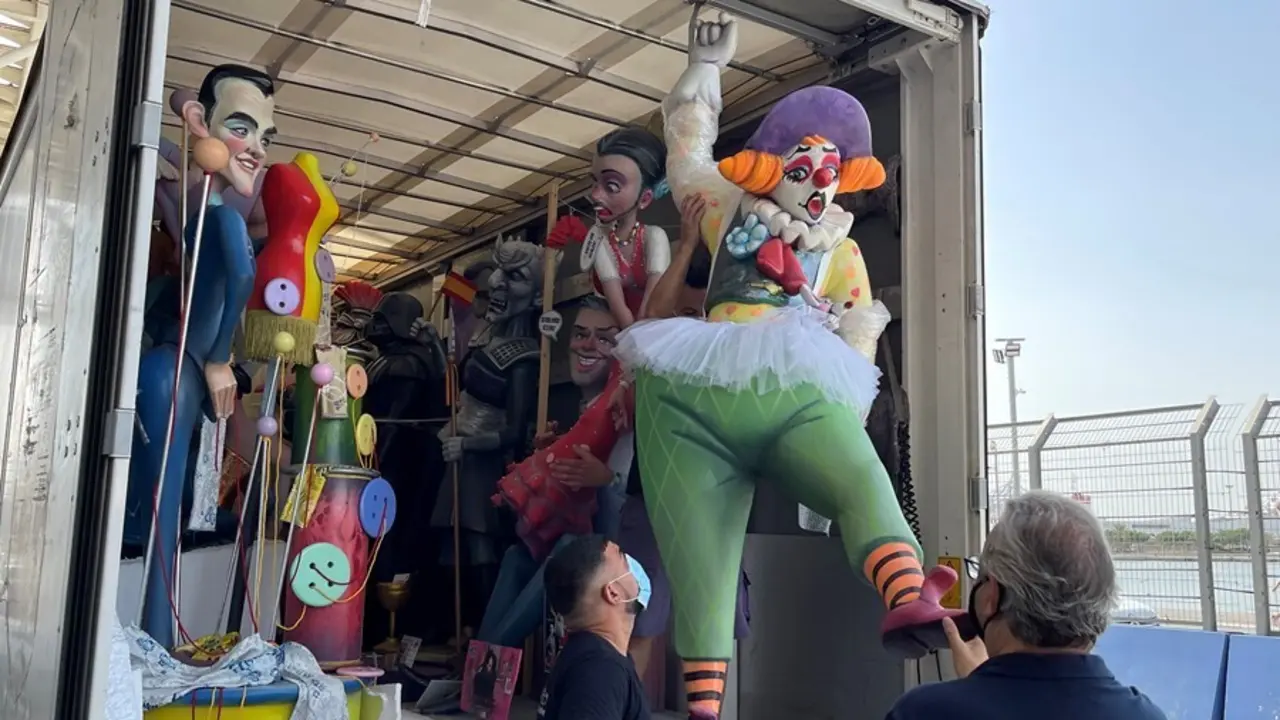 Llegada de los primeros 'ninots' a la Exposici&oacute;n del Ninot 2021 este lunes
