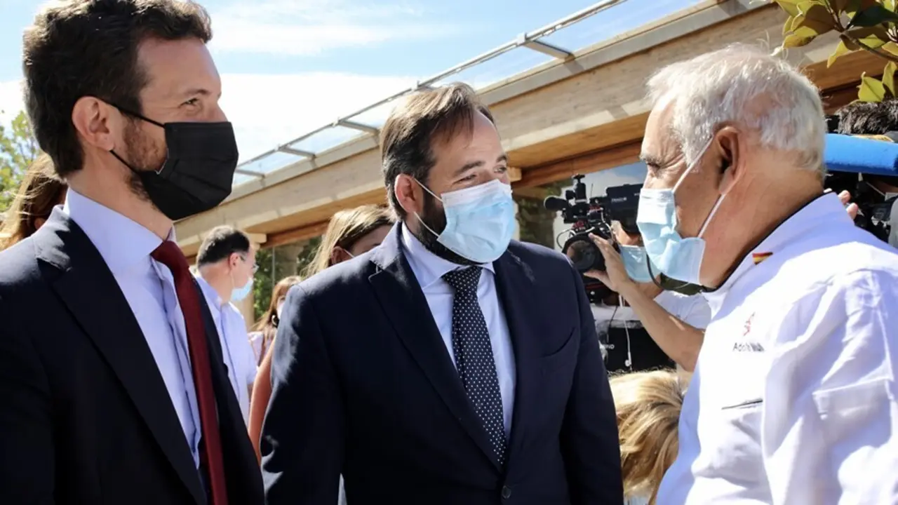 El l&iacute;der del PP,  Pablo Casado, junto al presidente del PP en Castilla-La Mancha, Paco N&uacute;&ntilde;ez, en unas jornadas sobre despoblaci&oacute;n organizadas por la Fundaci&oacute;n Concordia y Libertad. En Toledo, a 12 de julio de 2021.