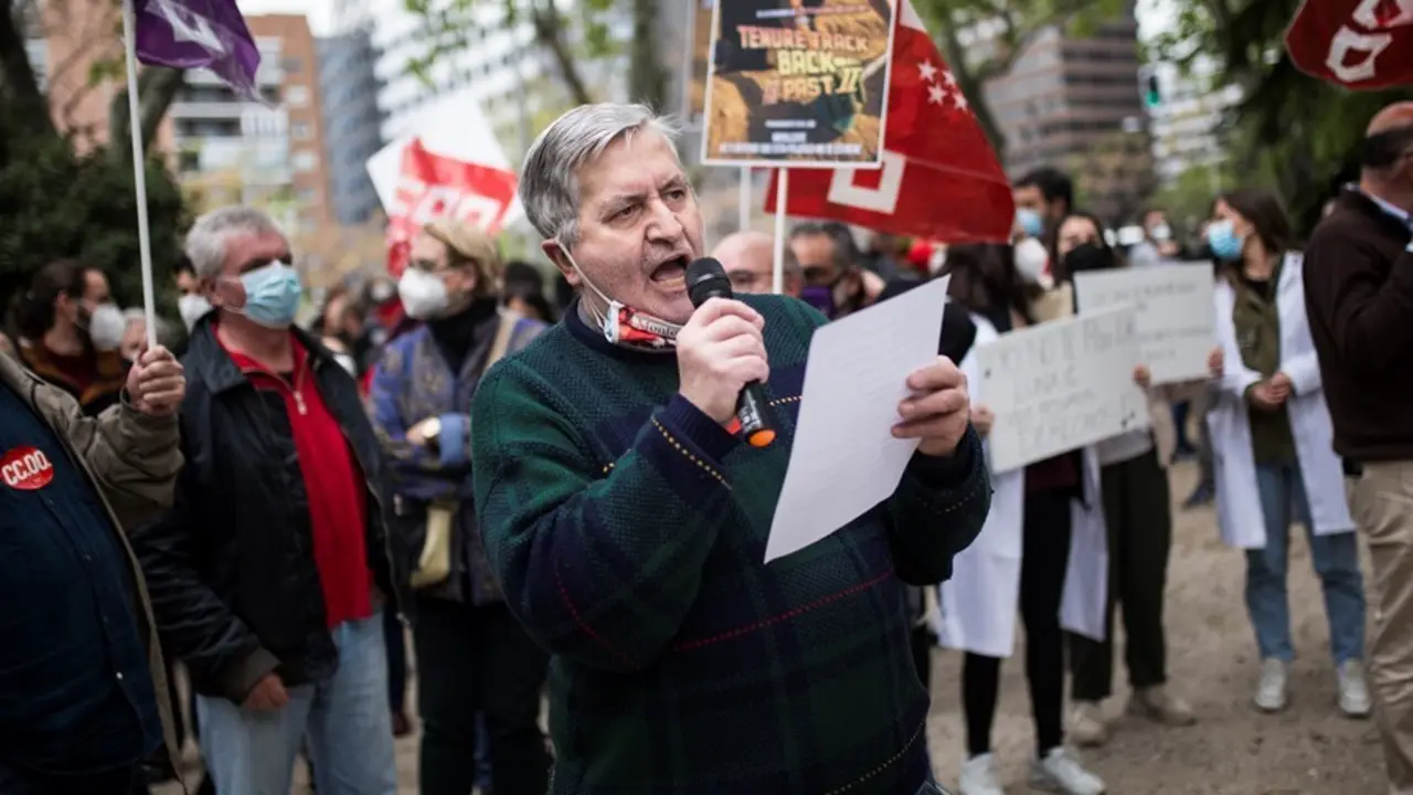 Archivo - Manifestaci&oacute;n de investigadores y trabajadores del sector cient&iacute;fico frente al Ministerio de Ciencia e Innovaci&oacute;n contra la reforma de la Ley de Ciencia el pasado 15 de abril, promovida por la Coordinadora Marea Roja de la Investigaci&oacute;n