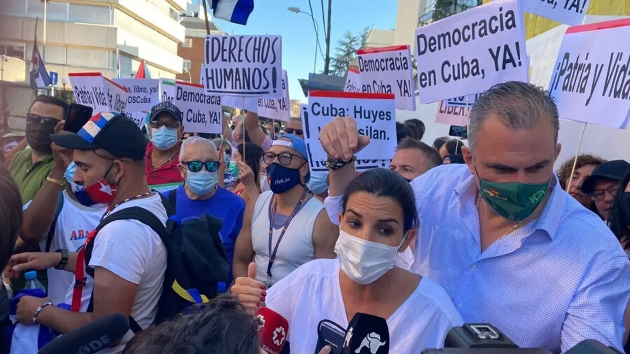 La portavoz de Vox en la Asamblea de Madrid, Roc&iacute;o Monasterio, y su hom&oacute;logo en el Ayuntamiento de la capital, Javier Ortega Smith, durante una concentraci&oacute;n en apoyo del pueblo cubano frente a la embajada de la isla en Madrid.