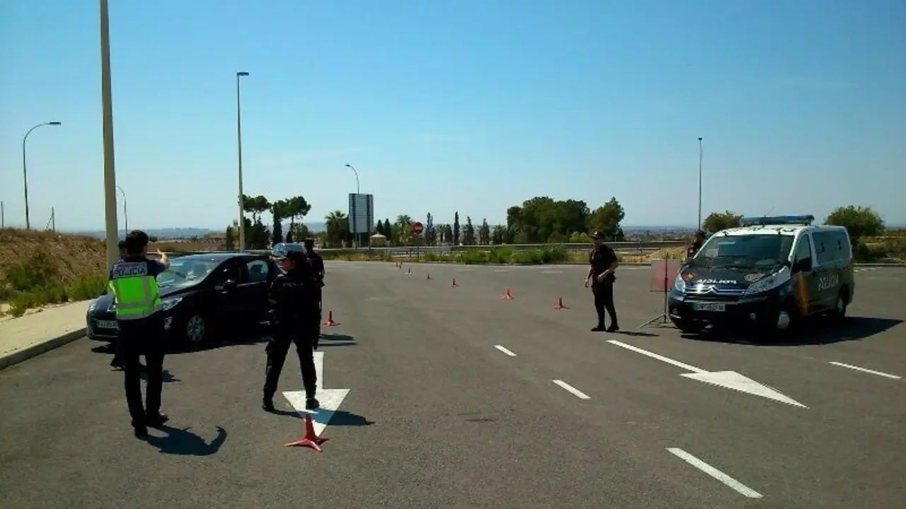 Archivo - Agentes de la Polic&iacute;a Nacional en la A-7 en una imagen de archivo