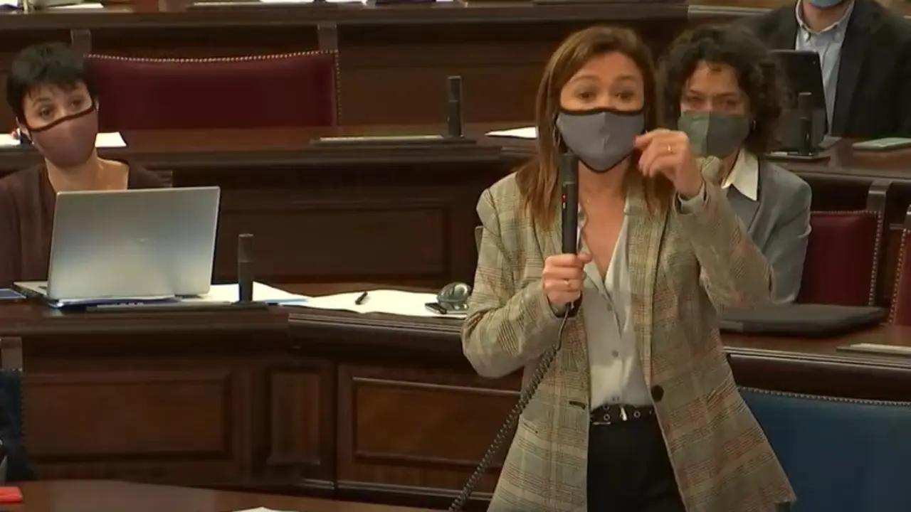 Archivo - La consellera de Presidencia, Funci&oacute;n P&uacute;blica e Igualdad, Mercedes Garrido, en el pleno del Parlament. Archivo.