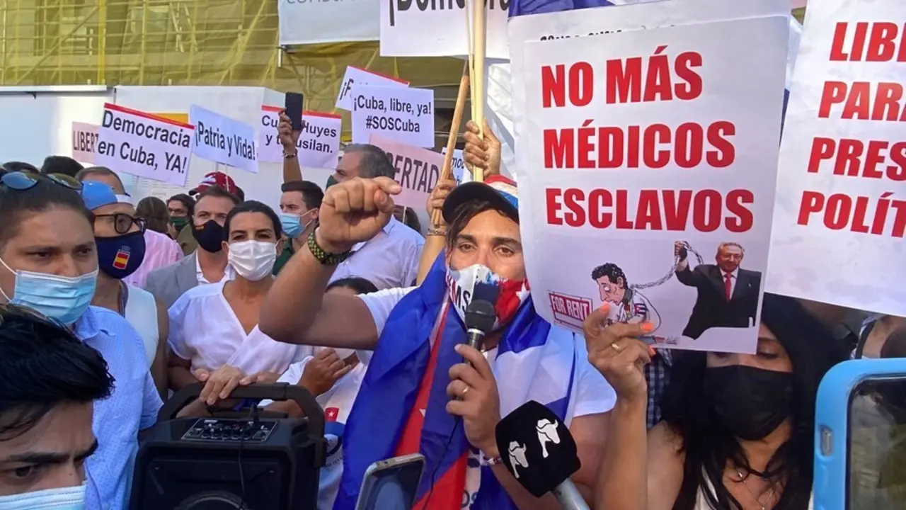 Manifestantes contra el r&eacute;gimen cubano de Castro se han reunido este jueves para reclamar un pa&iacute;s "libre de comunistas" y visibilizar la "masacre" que se est&aacute; produciendo con las &uacute;ltimas protestas en Cuba