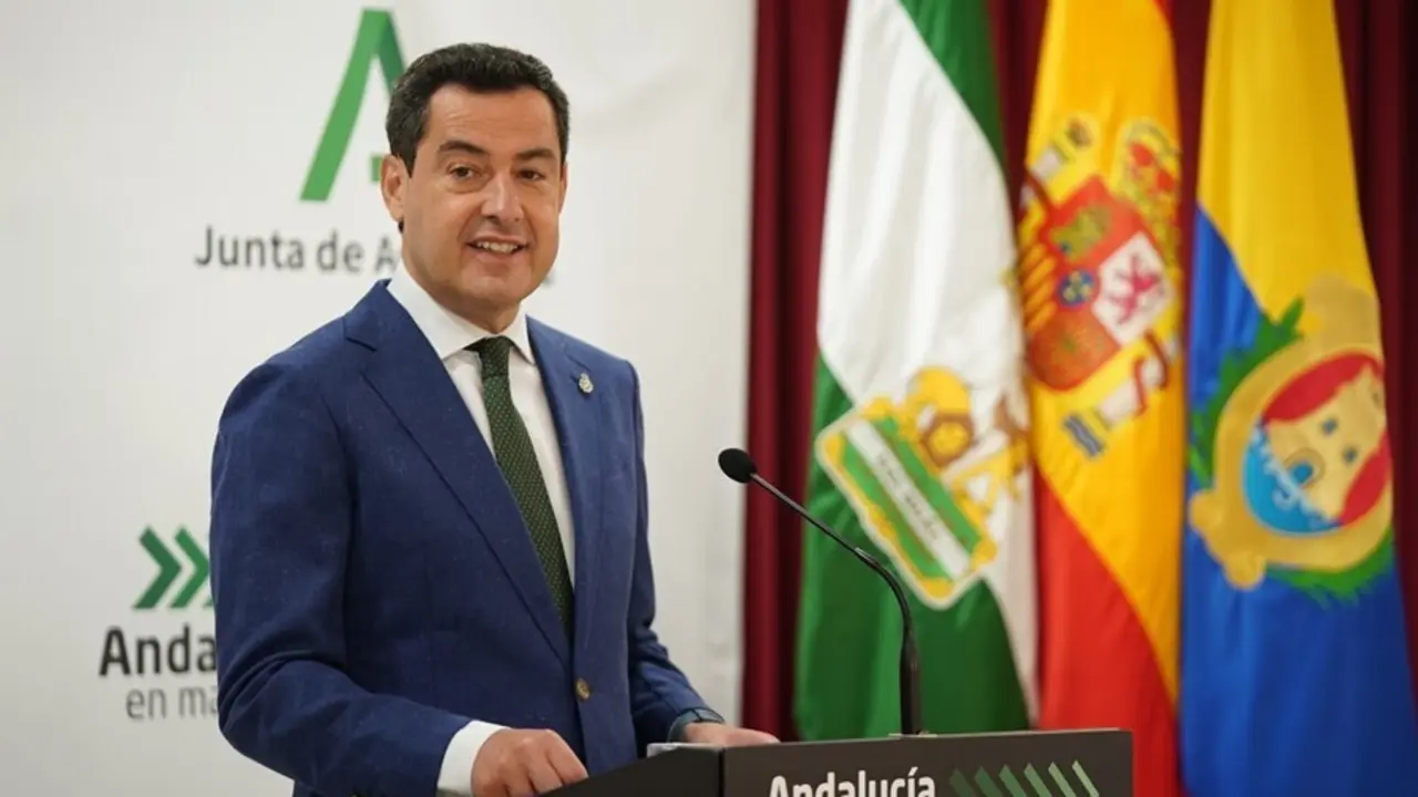 Juanma Moreno, durante su visita al Hospital Punta Europa de Algeciras.