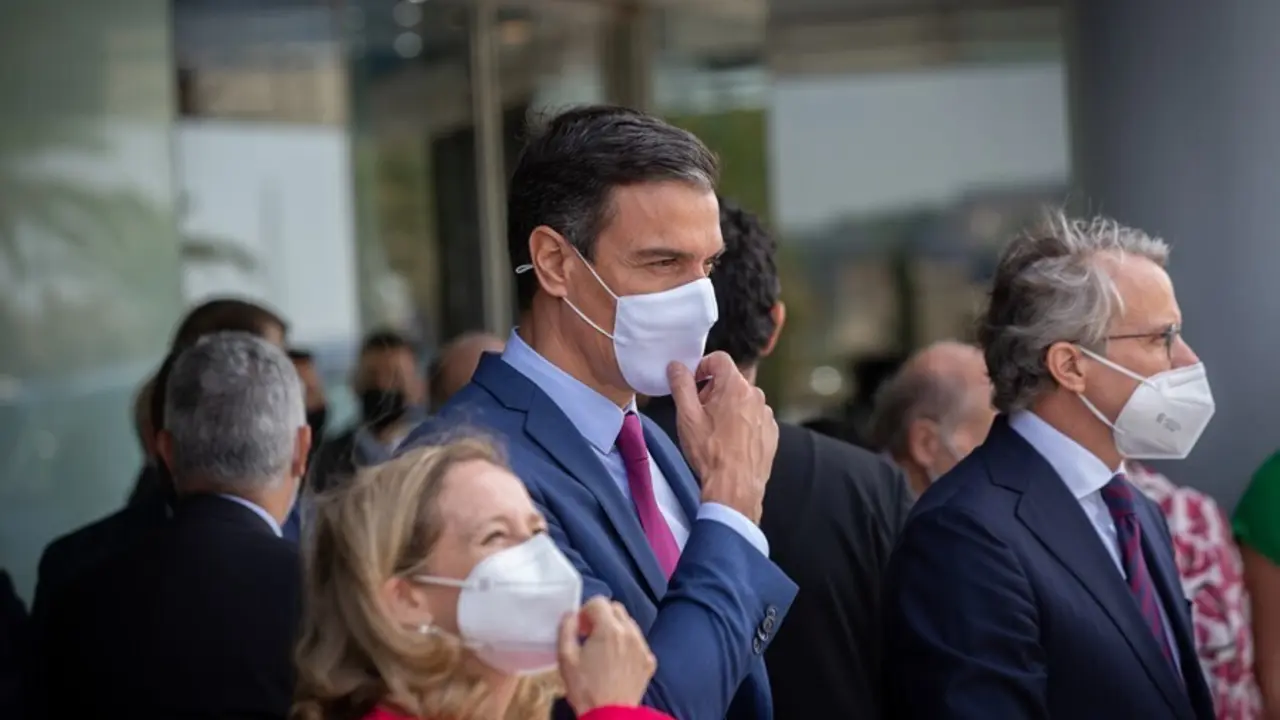 (I-D) La vicepresidenta segunda del Gobierno y ministra de Asuntos Econ&oacute;micos, Nadia Calvi&ntilde;o, el presidente del Gobierno, Pedro S&aacute;nchez y el presidente del Cercle d'Economia, Javier Faus, a su llegada a la tercera sesi&oacute;n de la XXXVI Reuni&oacute;n del Cercle d'E