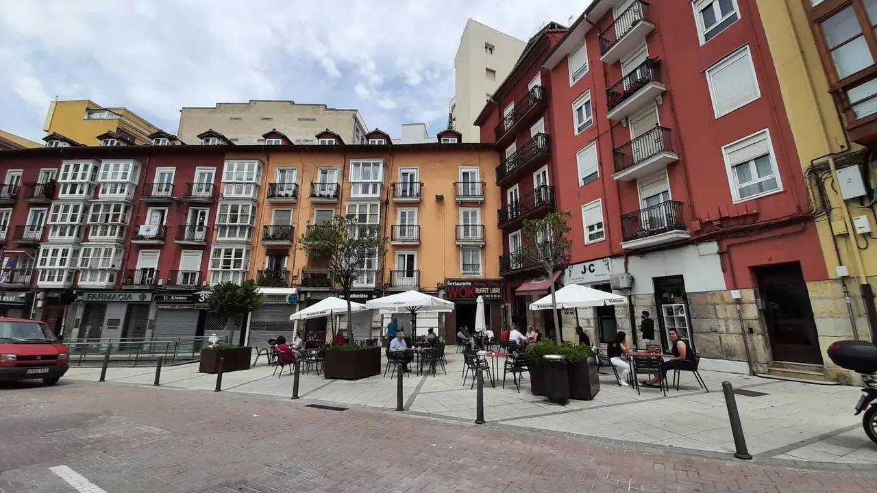 Varias personas en la terraza de una cafeter&iacute;a del centro de Santander. / Hardy