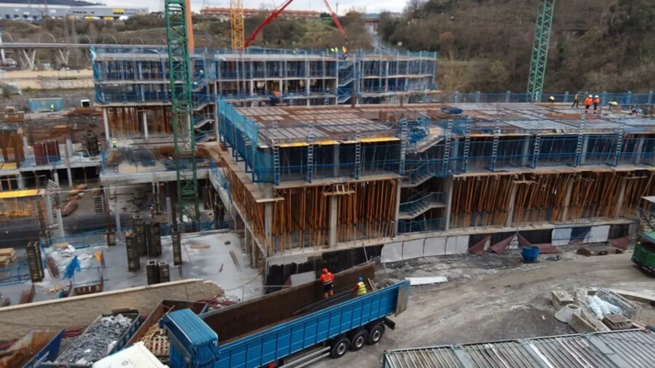 Archivo - Obras de construcci&oacute;n de viviendas en Bilbao