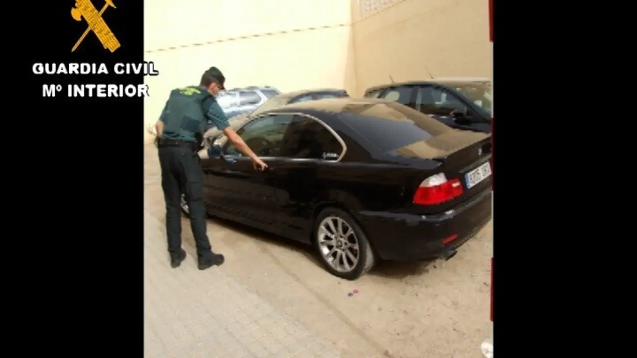 Un agente inspecciona el veh&iacute;culo en el que el hombre huy&oacute; con la v&iacute;ctima