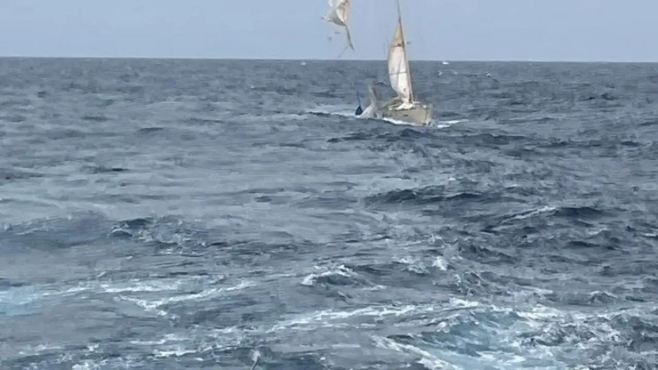 Rescate del velero escuela 'Tambo' de la Armada