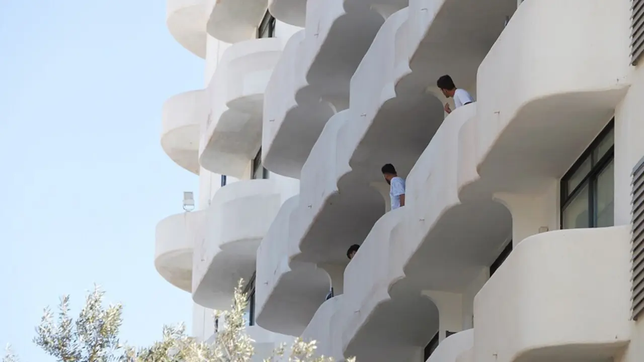 Dos j&oacute;venes en un balc&oacute;n del hotel Palma Bellver, donde estaban confinados 249 j&oacute;venes por el brote de un viaje de estudios a Mallorca, a 30 de junio de 2021, en Palma de Mallorca, Islas Baleares (Espa&ntilde;a).