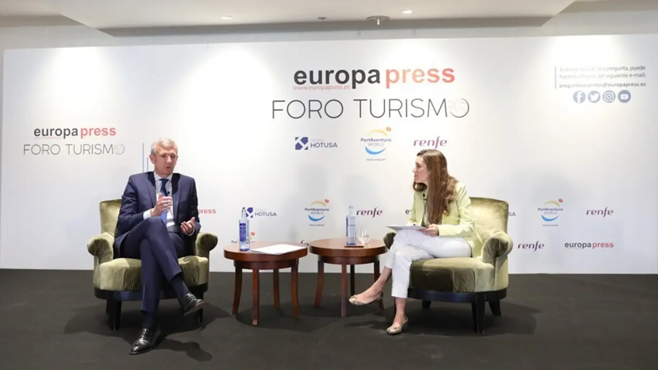El Vicepresidente Primero de la Xunta de Galicia, Alfonso Rueda (i), conversa junto a la directora de Desarrollo de Negocio de Europa Press, Candelas Mart&iacute;n de Cabiedes Arranz (d), en el Foro Turismo de Europa Press