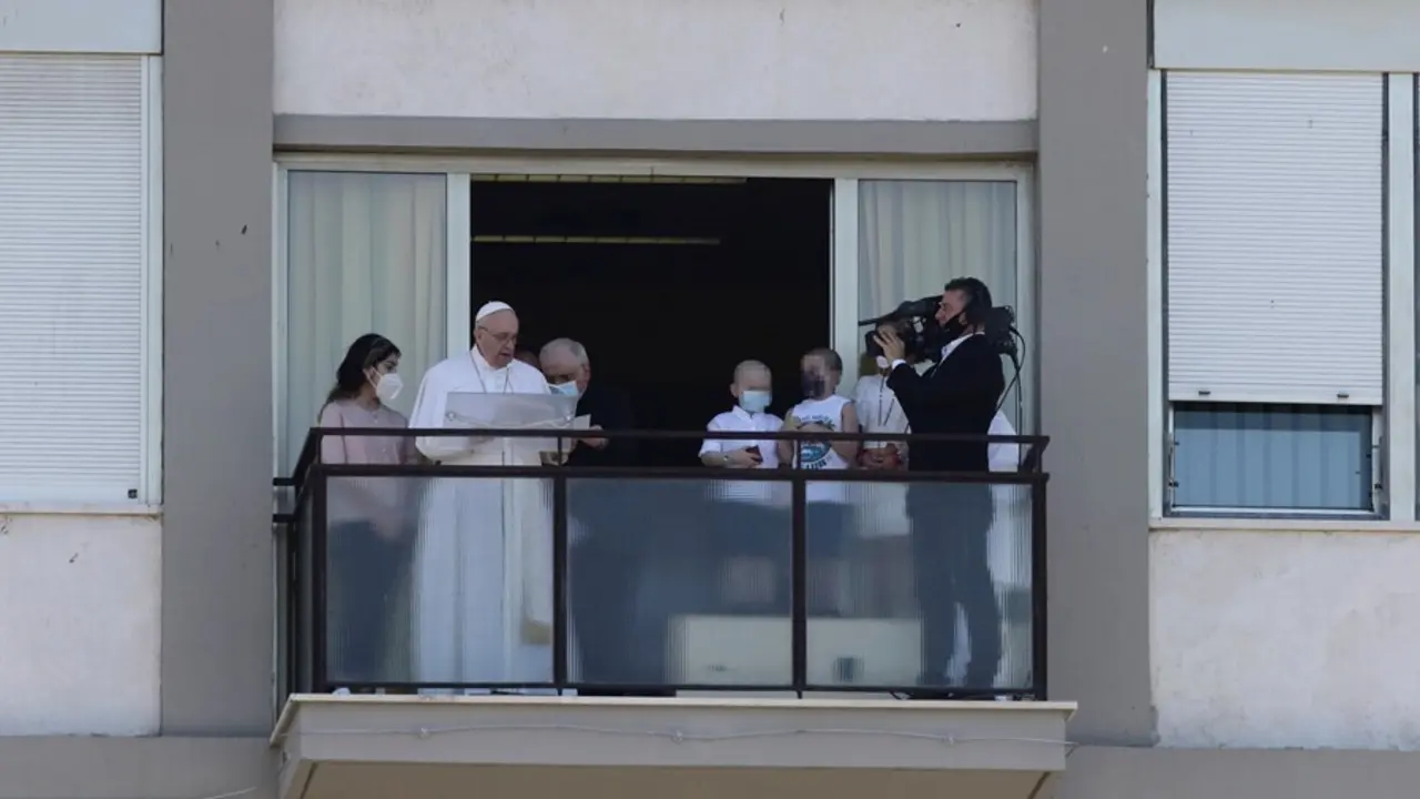 El papa Francisco, durante el rezo del &aacute;ngelus, desde el hospital Policlinico Gemelli.