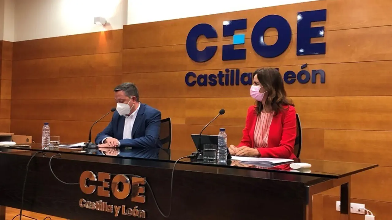 Ana Carlota Amigo ofrece una rueda de prensa en la sede de CEOE Castilla y Le&oacute;n antes de asistir a la asamblea de Conferco.