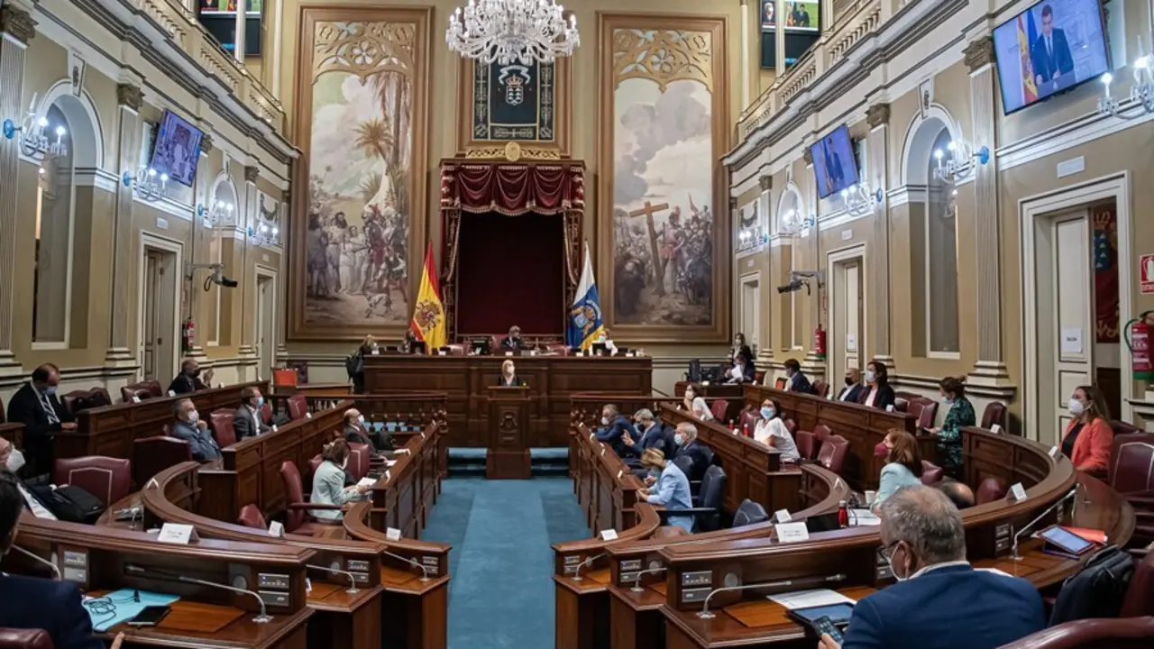 Archivo - Pleno del Parlamento de Canarias