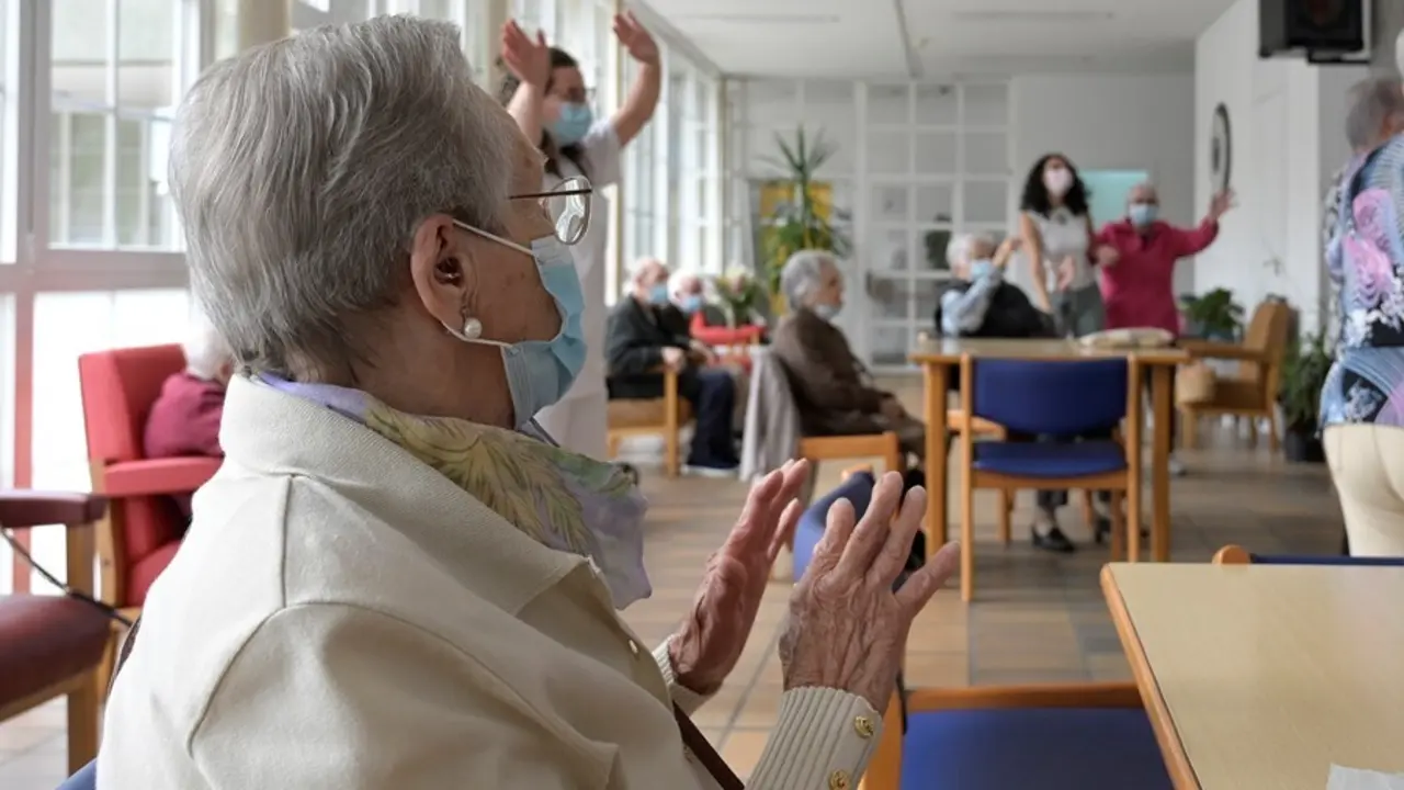 Varios ancianos en una de las salas de la Residencia de mayores de Carballo, a 19 de junio de 2021, en A Coru&ntilde;a, Galicia (Espa&ntilde;a). La Xunta de Galicia ha decidido levantar las restricciones activadas en el &uacute;ltimo a&ntilde;o y medio en residencias y centros de d&iacute;